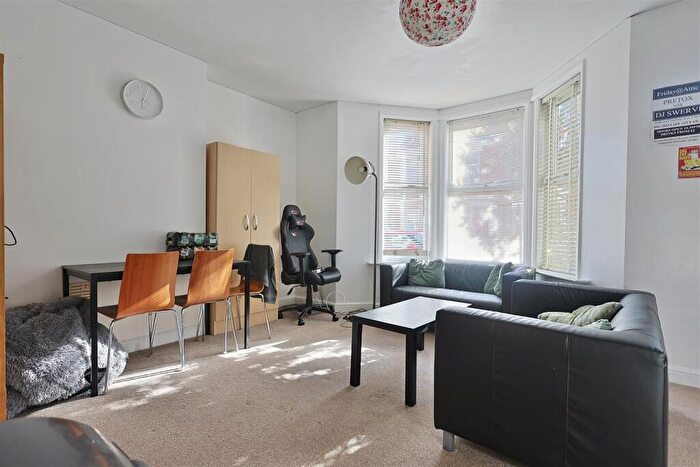 3 Bedroom Flat To Rent In Forsyth Road, Newcastle Upon Tyne, NE2