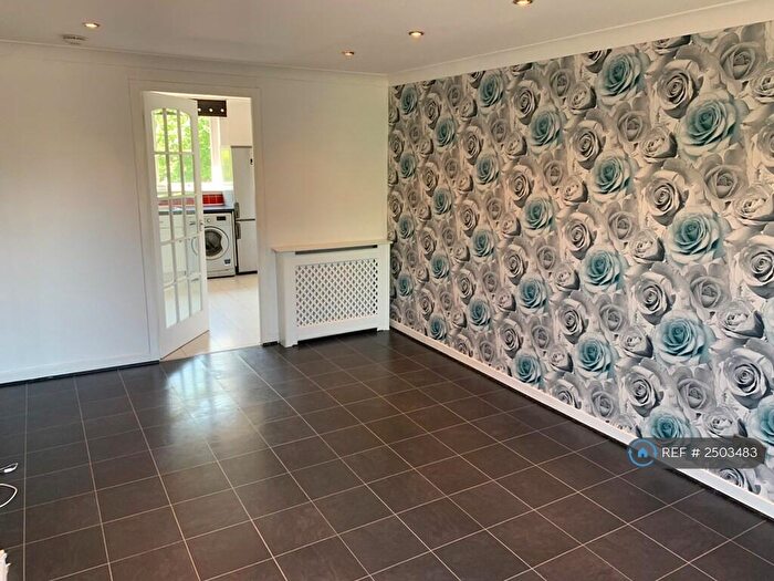 2 Bedroom Flat To Rent In Ardmaleish Crescent, Glasgow, G45