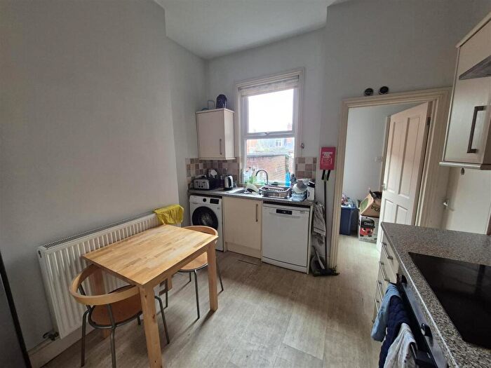4 Bedroom End Of Terrace House For Sale In Minster Road, Spon End, Coventry, CV1 - Photo 3