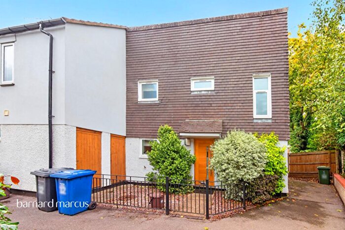 2 Bedroom End Of Terrace House For Sale In Domville Close, London, N20