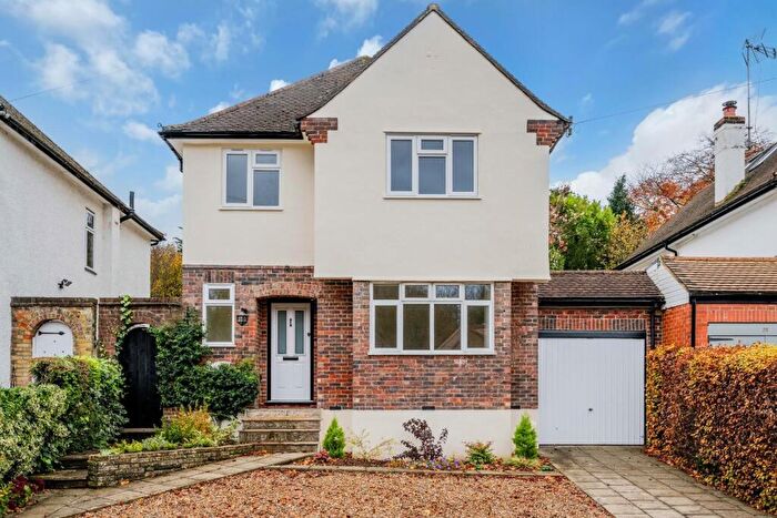 3 Bedroom Link Detached House For Sale In Downs Way Close, Tadworth, KT20