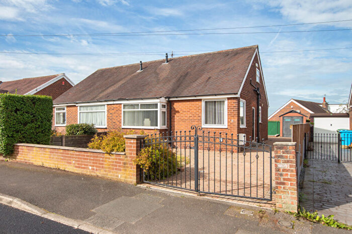2 Bedroom Semi-Detached Bungalow For Sale In Lindale Avenue, Oldham, OL2