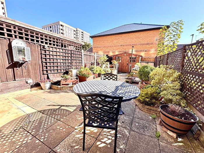3 Bedroom Maisonette For Sale In Harrow Manorway, London, SE2