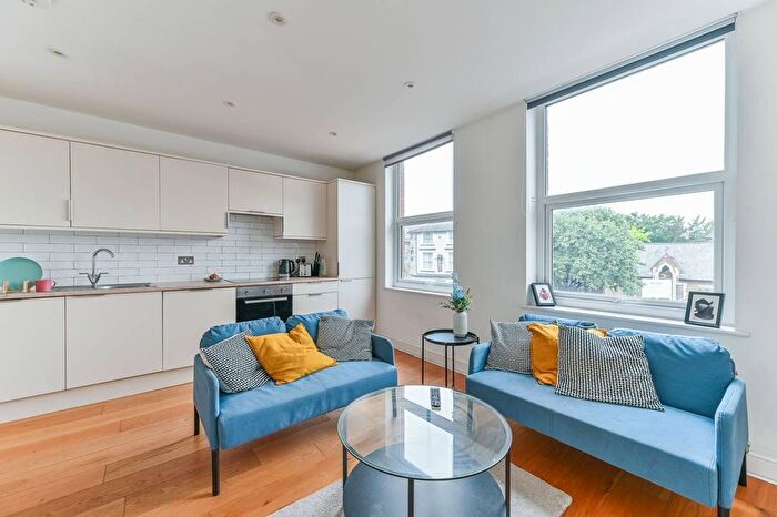 1 Bedroom Flat To Rent In East Street, Epsom, KT17