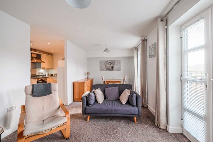 2 Bedroom Flat To Rent In Plover Mills, Lindley, HD3