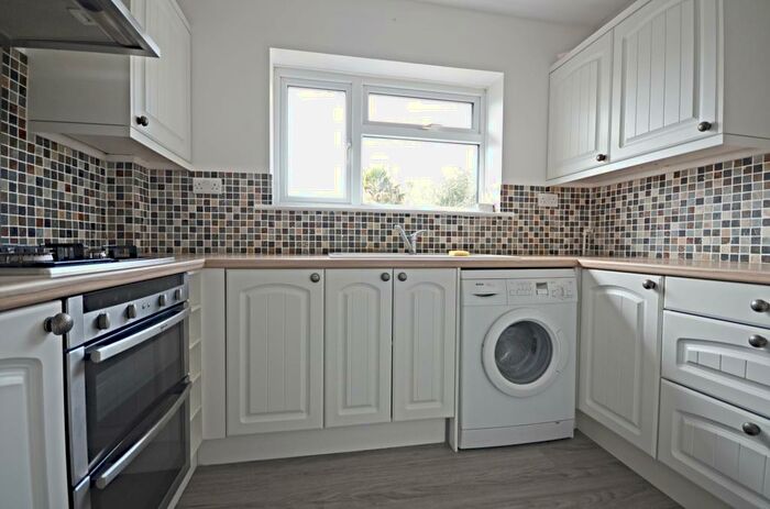 2 Bedroom Maisonette To Rent In Derwent Drive, Slough, SL1