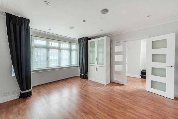 5 Bedroom Detached House To Rent In Edgwarebury Lane, Edgware, HA8