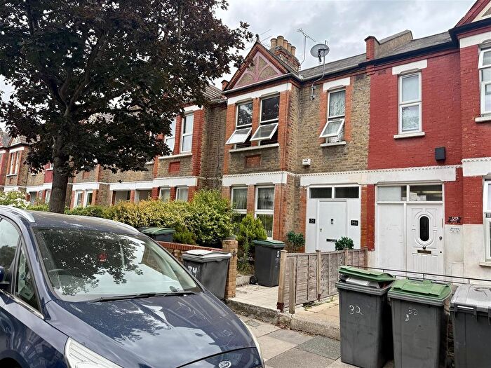 2 Bedroom Maisonette For Sale In Ferndale Road, London, N15