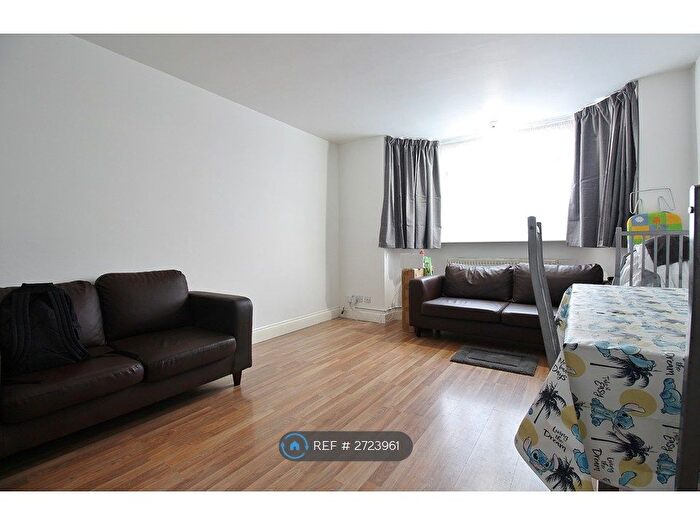 3 Bedroom Maisonette To Rent In Laburnum Grove, Hounslow, TW3