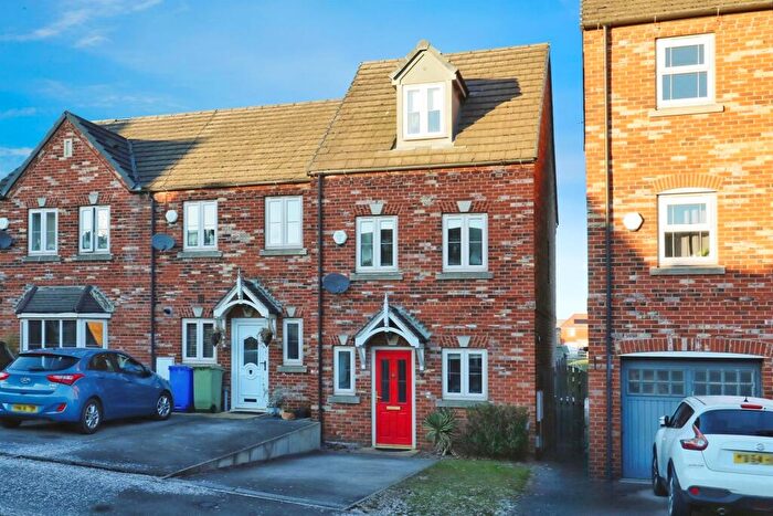 3 Bedroom Town House For Sale In Sherwood Road, Harworth, Doncaster, DN11