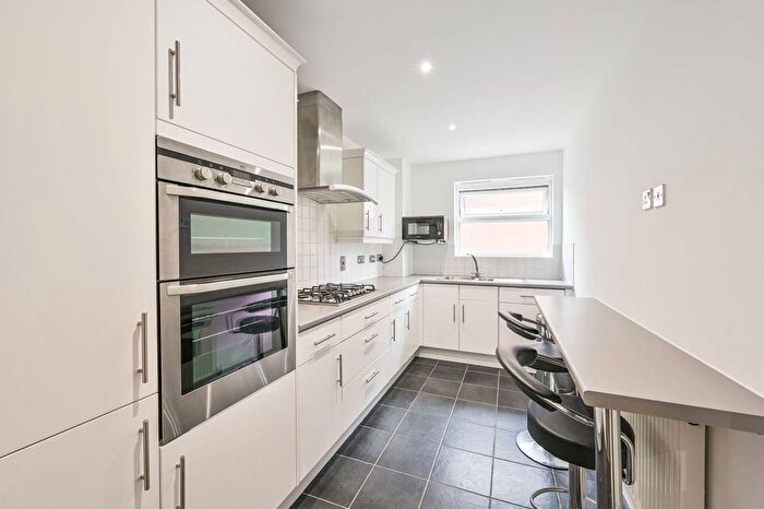 2 Bedroom Flat To Rent In Hendon Lane, Finchley Central, London, N3