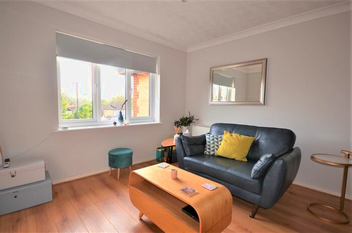 2 Bedroom Flat To Rent In Kinnaird Close, Slough, SL1