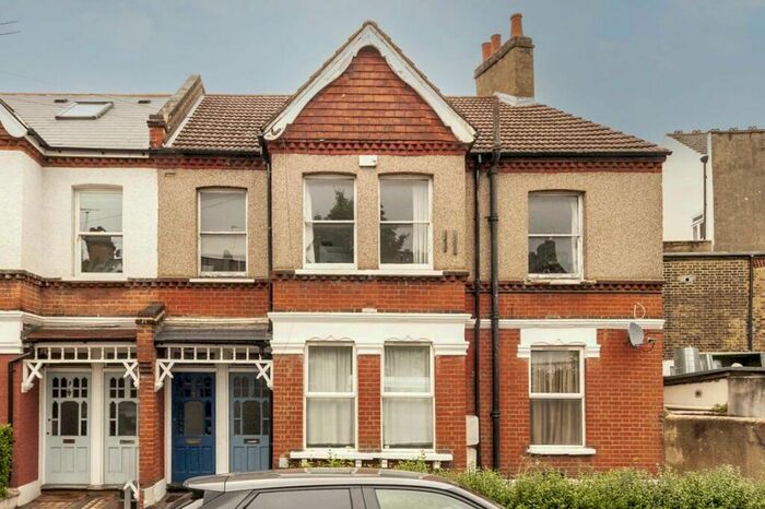 2 Bedroom Flat To Rent In Oakmead Road, Balham, SW12