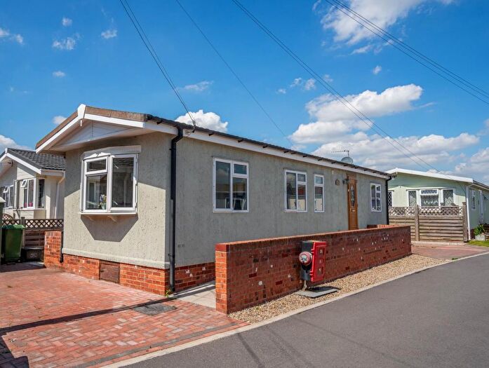 2 Bedroom Mobile/park Home For Sale In Beech Avenue, Acaster Malbis, York, YO23