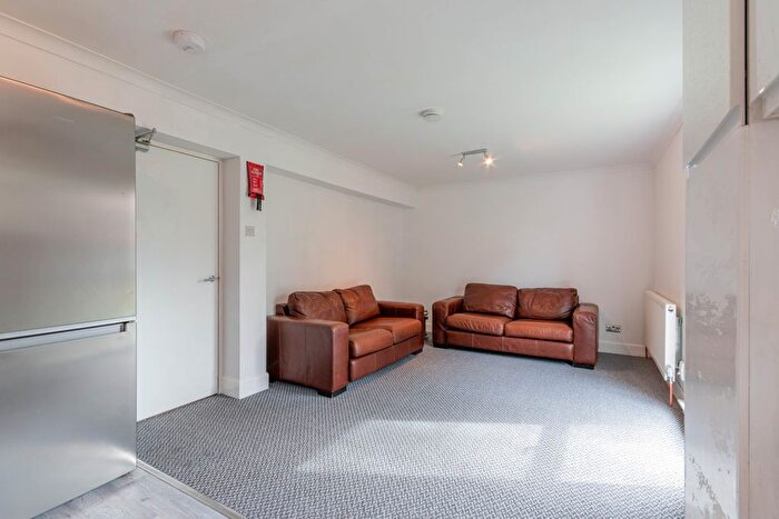 3 Bedroom Flat To Rent In Barntongate Terrace, Edinburgh, EH4