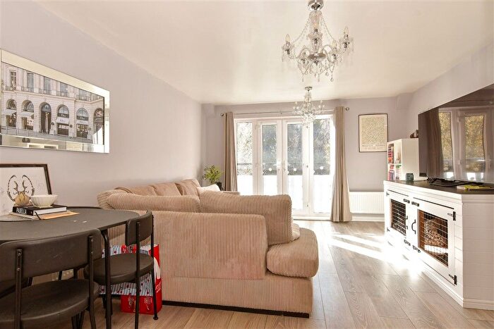 1 Bedroom Flat For Sale In Sealand Drive, Rochester, Kent, ME2