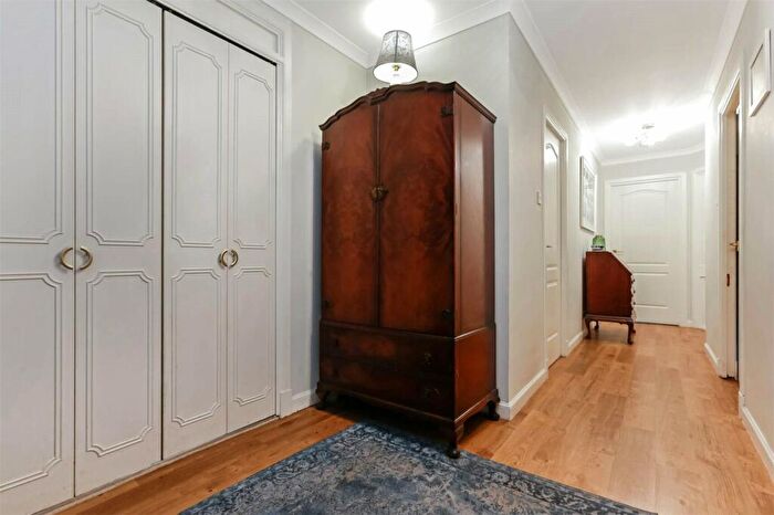 2 Bedroom Flat For Sale In Riverside Park, Linnpark Avenue, Netherlee, East Renfrewshire, G44