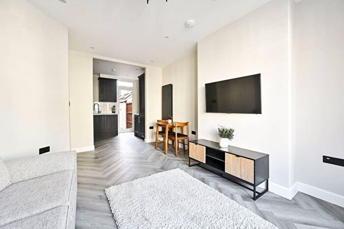 2 Bedroom Flat To Rent In Stephendale Road, Sands End, London, SW6