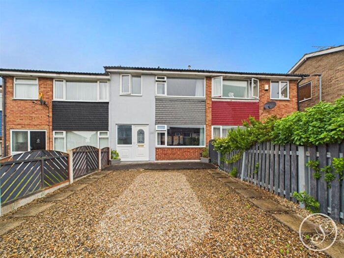 3 Bedroom Town House For Sale In Barton Court, Leeds, LS15