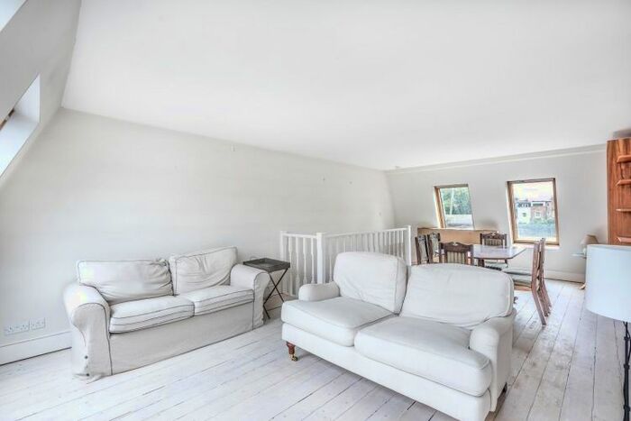 2 Bedroom Flat To Rent In Strode Road, London, SW6