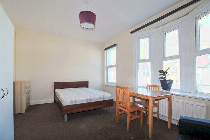 Flat To Rent In Mannock Road, Turnpike Lane, N22
