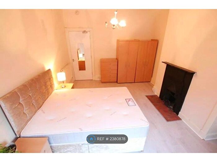 3 Bedroom Flat To Rent In Byres Road, Glasgow, G11