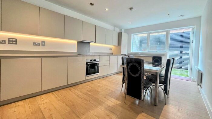 5 Bedroom Town House To Rent In Medlar Street, Camberwell, London, SE5