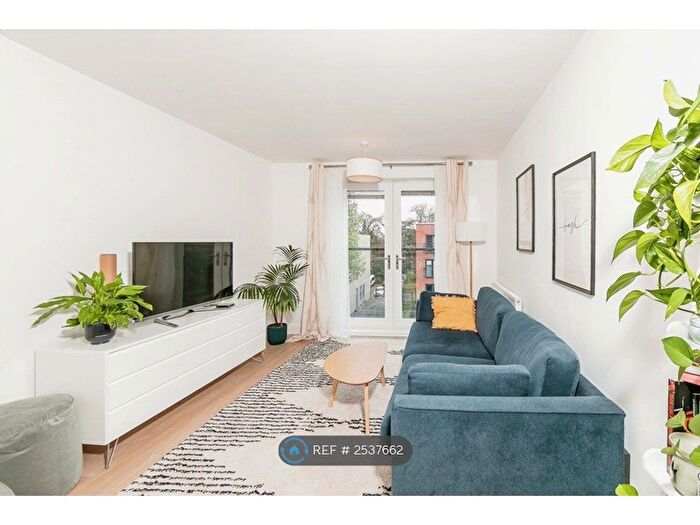 2 Bedroom Flat To Rent In Elvian Close, Reading, RG30