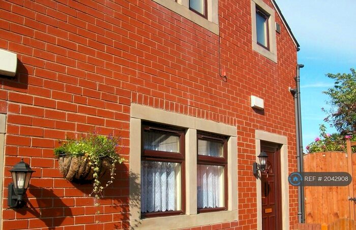 Studio To Rent In Smithybridge, Littleborough, OL15