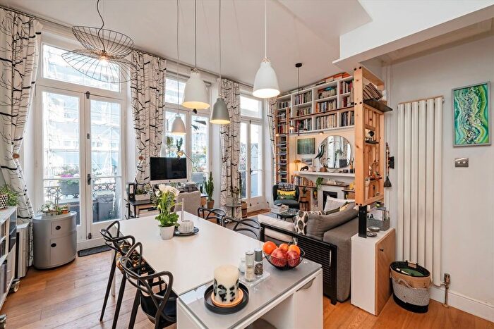 2 Bedroom Flat For Sale In Castletown Road, London, W14
