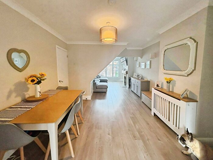 4 Bedroom Semi-detached House For Sale In East Hill, South Darenth, Dartford, DA4