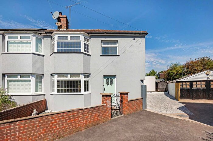 3 Bedroom Semi Detached House For Sale In Onslow Gardens, Caversham, Reading, Berkshire, RG4