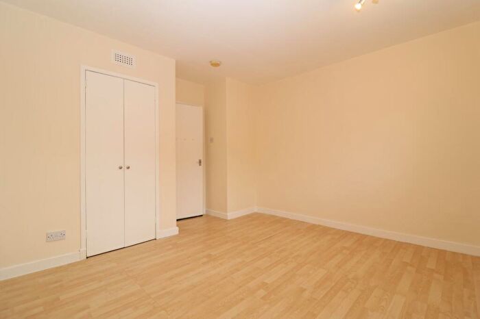 2 Bedroom Flat To Rent In Dumbarton Road, Glasgow, G14