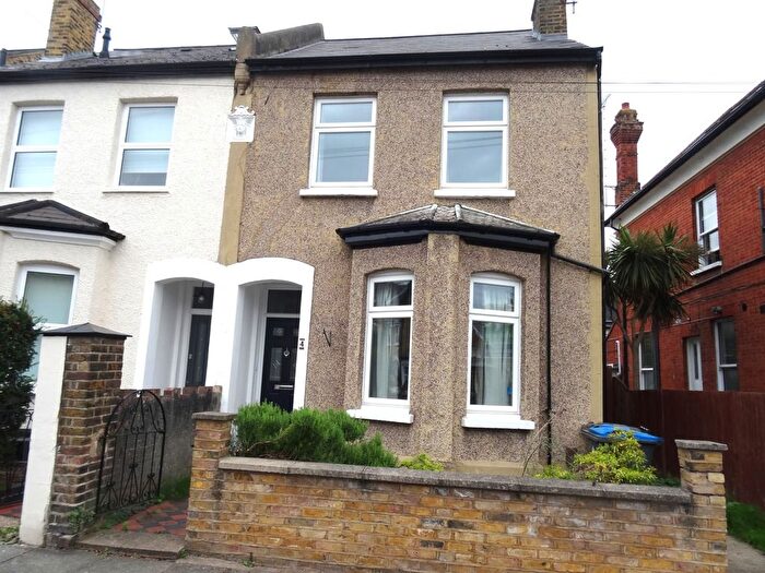 3 Bedroom Semi-Detached House To Rent In Glenthorne Road, Kingston, KT1