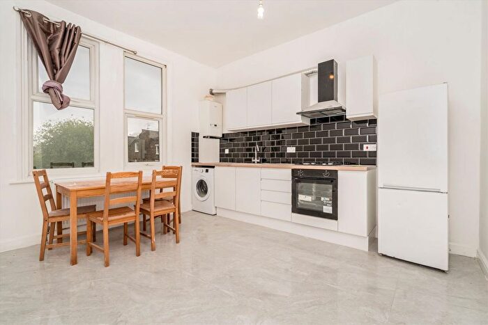 2 Bedroom Flat To Rent In Munster Road, London, SW6