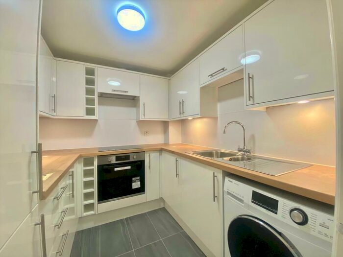 2 Bedroom Apartment To Rent In Station Road, Henley, RG9