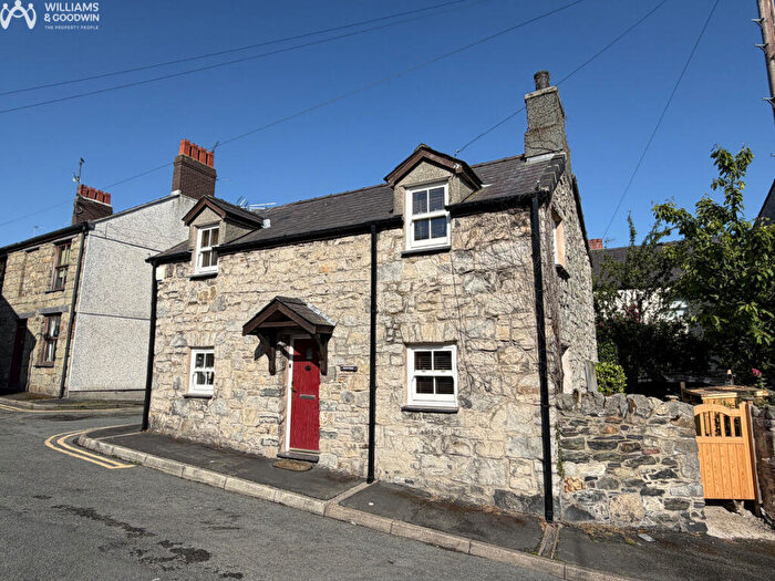 2 Bedroom Cottage For Sale In Strand Street, Bangor, Gwynedd, LL57