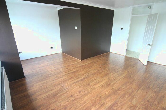 2 Bedroom Flat To Rent In Waylands Court, Ilford, IG1