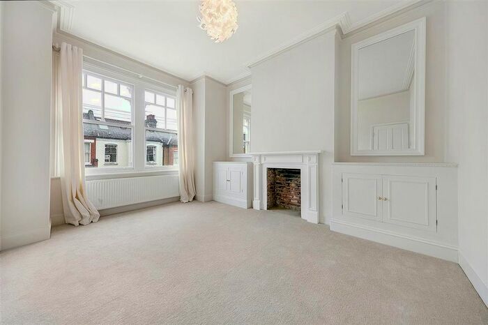 2 Bedroom Flat To Rent In Hambalt Road, London, SW4