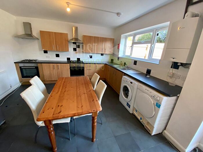 7 Bedroom Semi-Detached House To Rent In Gainsborough Road, Clarendon Park, LE2