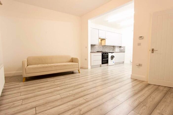 2 Bedroom Apartment To Rent In Barrett's Grove, London, N16