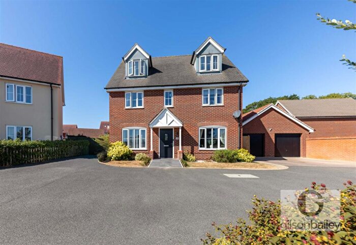 5 Bedroom Detached House For Sale In Saddler Grove, Hethersett, NR9