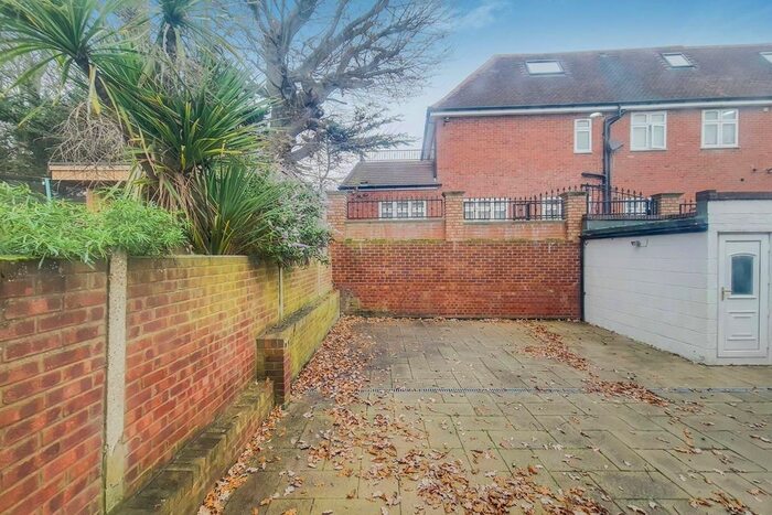 5 Bedroom Semi-Detached House To Rent In The Shruberries, Chigwell IG7