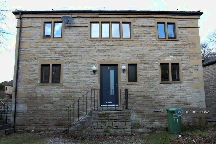 3 Bedroom Semi-Detached House To Rent In Stockwell Vale, Huddersfield, HD4