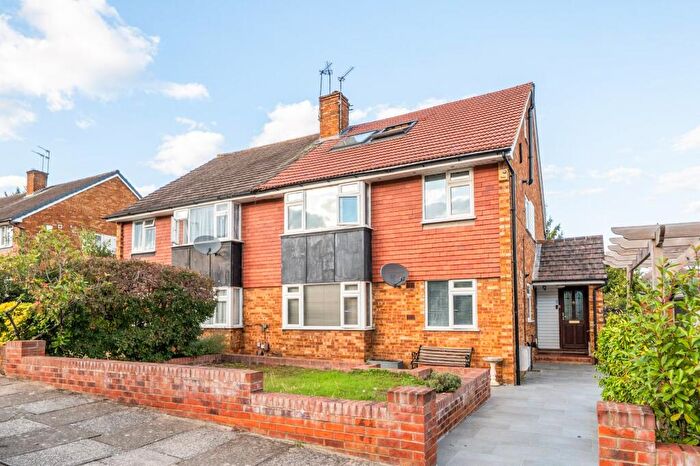 2 Bedroom End Of Terrace House For Sale In Gerrards Close, London, N14