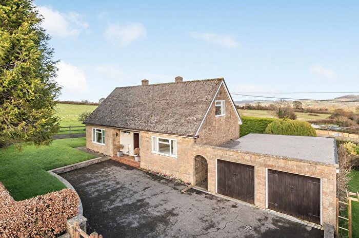 4 Bedroom Bungalow For Sale In Catchgate Lane, Chard, Somerset, TA20
