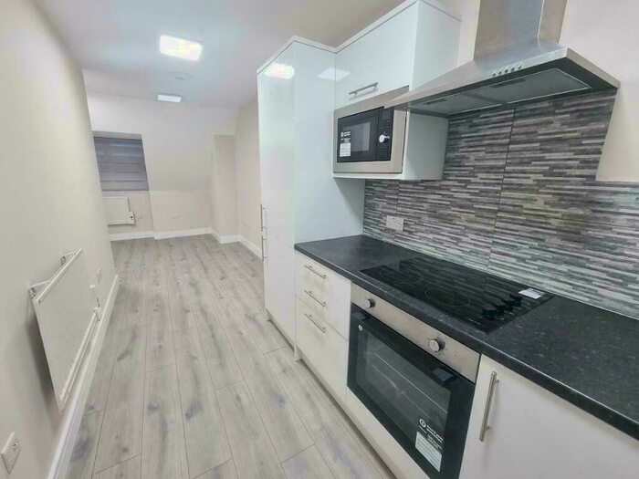 2 Bedroom Flat To Rent In The Market Place, Falloden Way, London, NW11