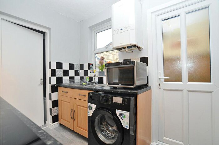 3 Bedroom Terraced House For Sale In Balmoral Road, Hitchin, SG5