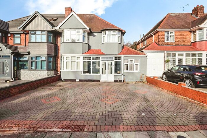 4 Bedroom Semi Detached House For Sale In Radstock Avenue, Birmingham, B36