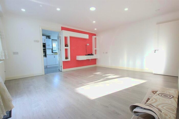 3 Bedroom Maisonette To Rent In Rossiter Fields, Barnet EN5